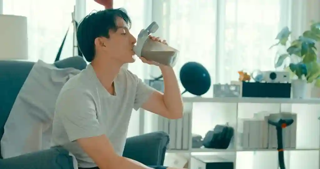 Întărirea sistemului imunitar – Ghid complet Întărirea sistemului imunitar – bărbat consumă shake nutritiv pentru susținerea imunității zilnice