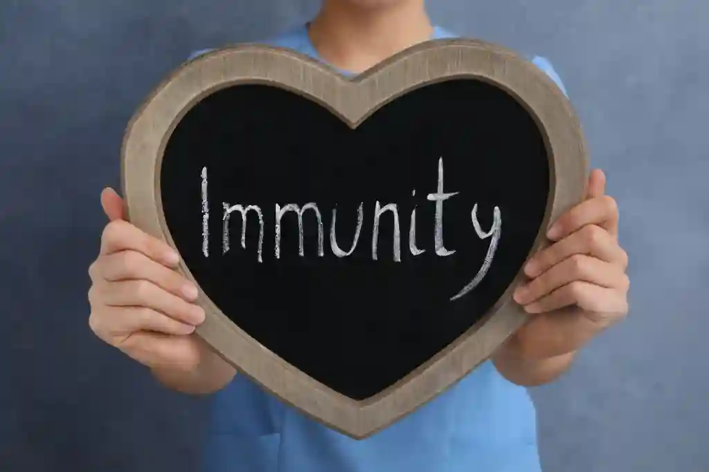 Imunitate scăzută la adulți – Cauze și soluții eficiente Tablă în formă de inimă cu cuvântul Immunity – simbol pentru sănătate și sistem imunitar puternic