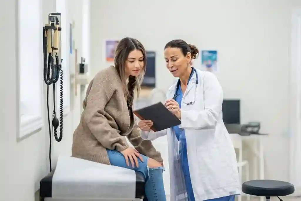 Imunitate scăzută la adulți – Cauze și soluții eficiente Doctor explicând analizele unei paciente adulte pentru evaluarea imunității scăzute